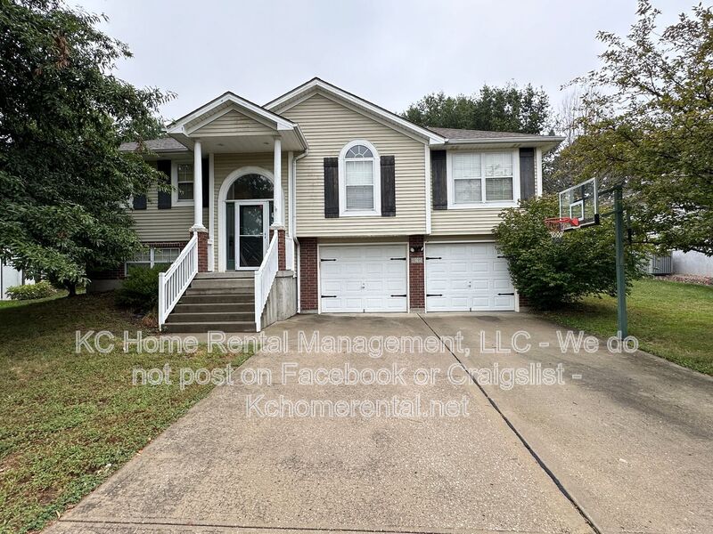 Blue Springs House: 625 NW Rosaceae Dr