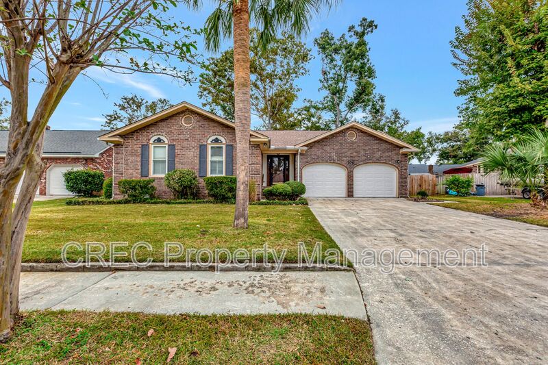 Ladson House: 700 Cluster Pines Road