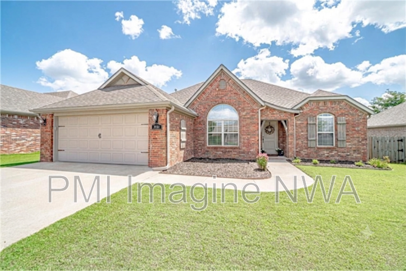 Bentonville House: 3101 Southwest Gumleaf Road