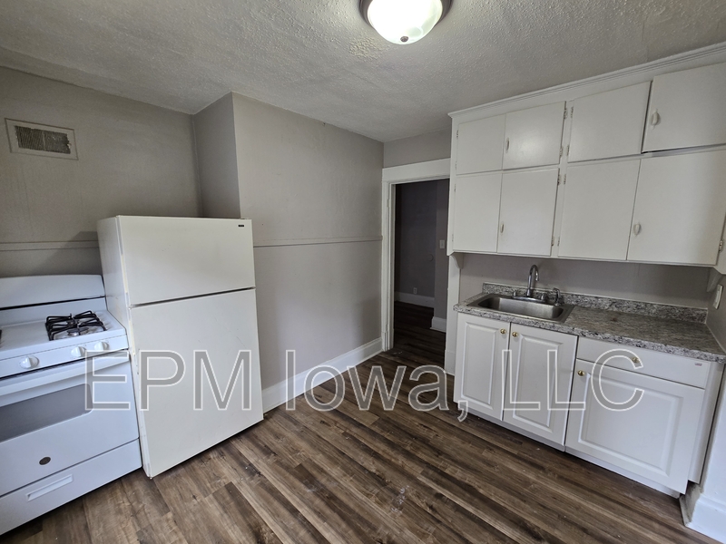 Waterloo House: 408 1/2 Locust St