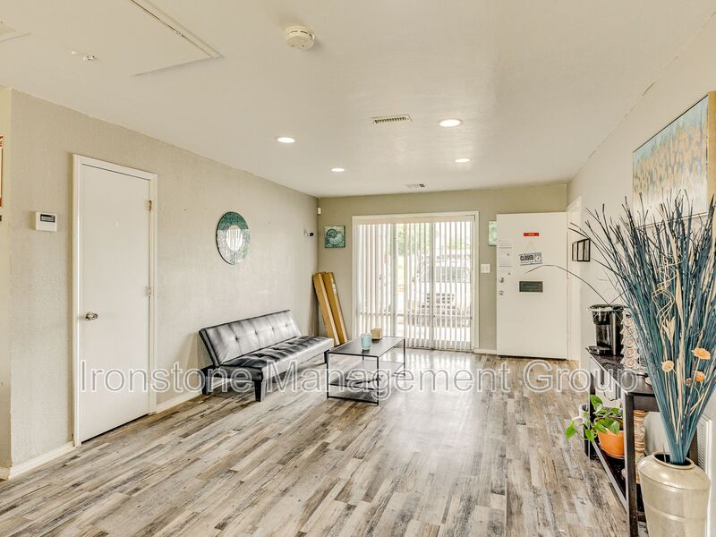 Oklahoma City House: 1402 SW 59th St - Hillcrest Apartments Apt 1112