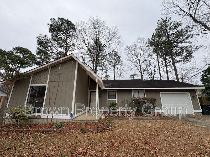 Fayetteville House: 7217 Pebblebrook Dr