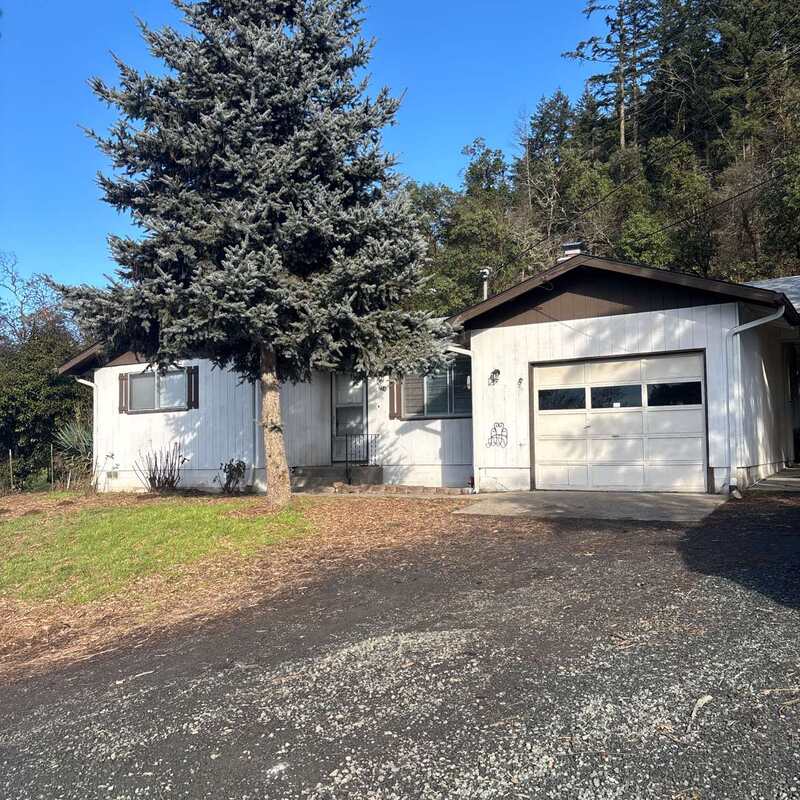 Roseburg House: 274 Shakemill Rd