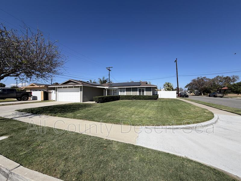 Huntington Beach House: 19432 Cindy Lane