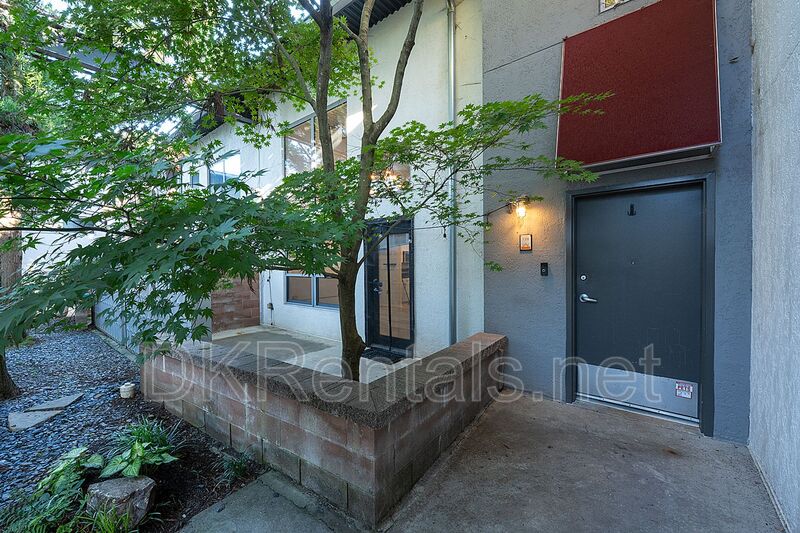 Atlanta House: 195 Arizona Avenue