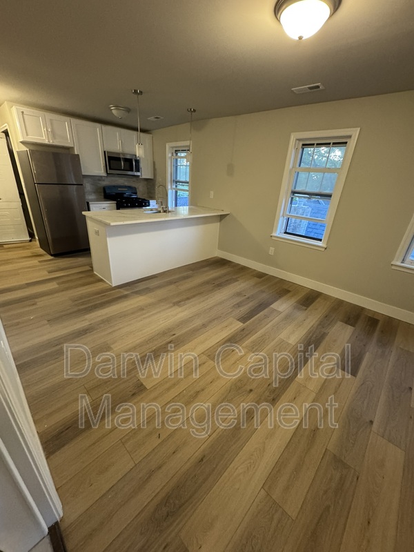 Pitman Condo: 166 East Avenue - E