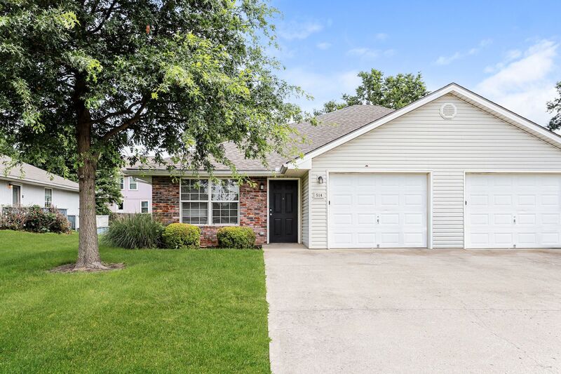 Grain Valley House: 514 NW Woodbury Dr