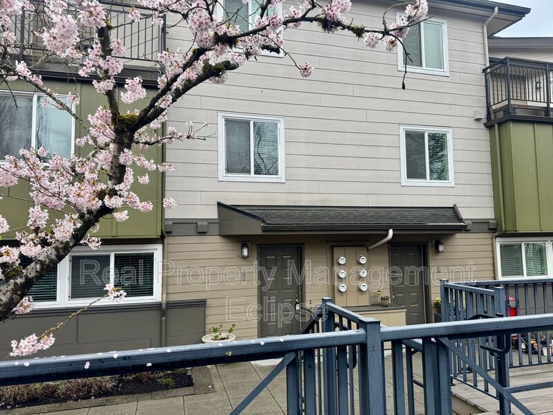 Redmond House: 15821 NE Leary Way C126