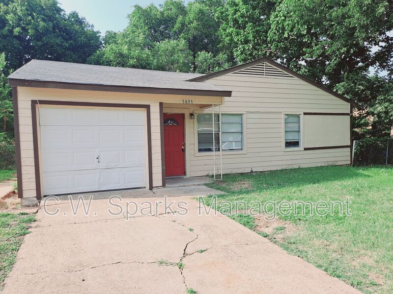 Dallas House: 3831 Castle Hills Dr.