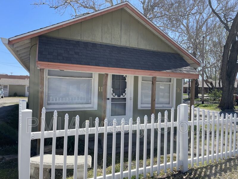 Silver Lake House: 308 Chestnut St