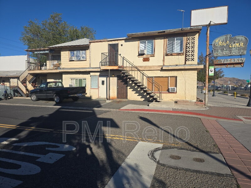Sparks Condo: 140 Victorian Ave