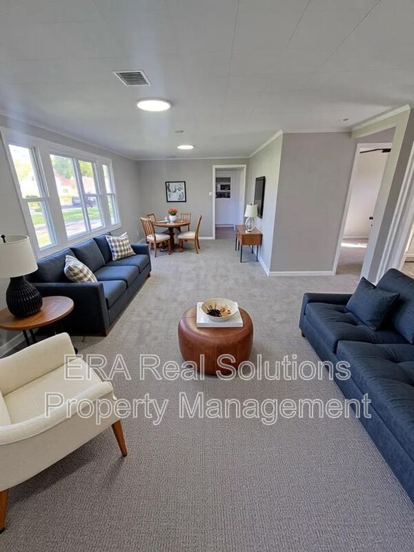 Columbus House: 984 Exeter Rd