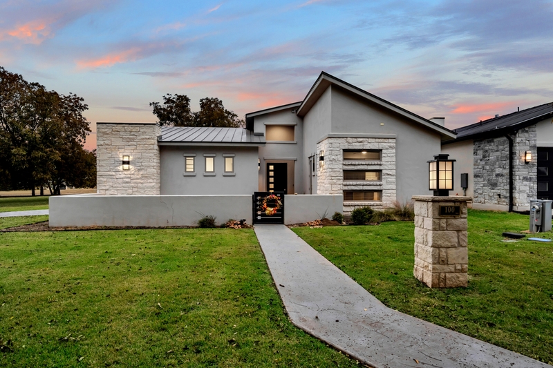 Horseshoe Bay House: 100 Menard Court