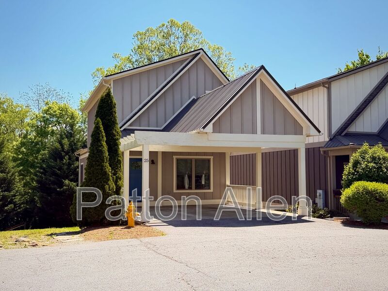 Asheville House: 25 Gratitude Dr
