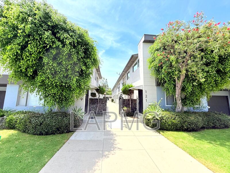 Inglewood House: 119 N Hillcrest Blvd