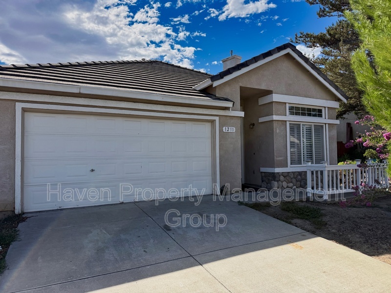 Tracy House: 1211 Fruitwood Way