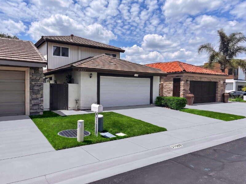 Lake Forest House: 21909 Huron Ln