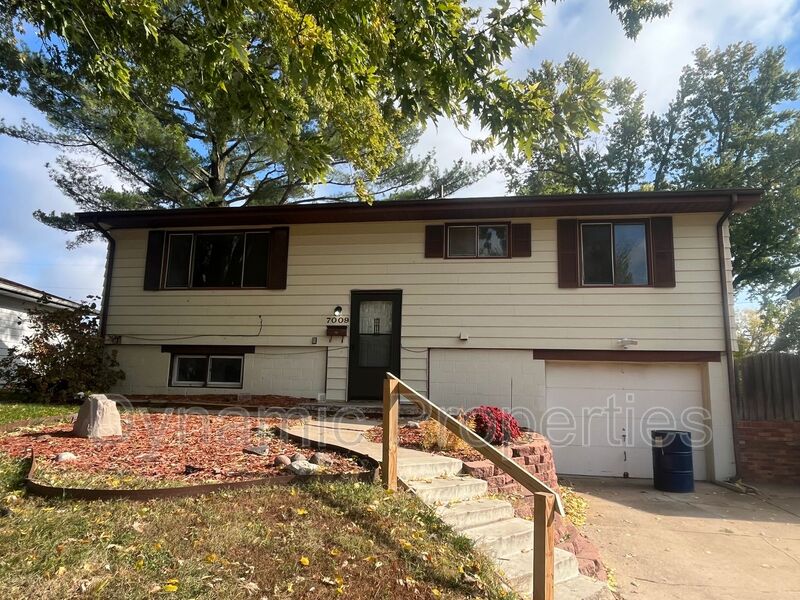 LaVista House: 7009 South 79th Street