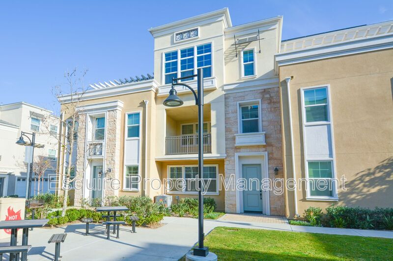 OXNARD House: 649 WINCHESTER DR