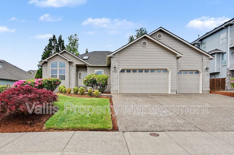 Salem House: 1441 Ranier Loop NW
