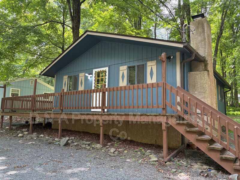 Pocono Lake House: 1513 Locust Lane
