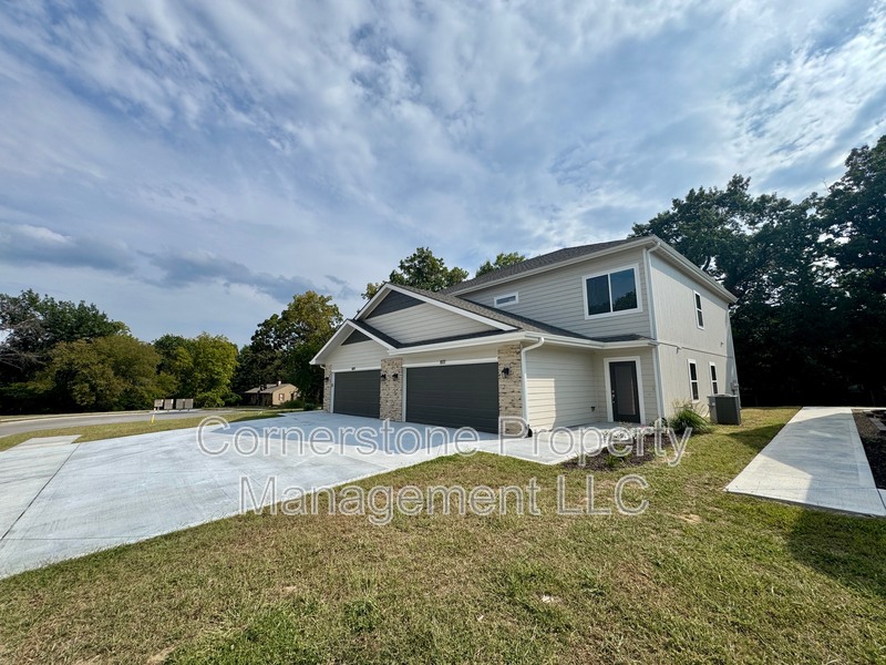 Edwardsville House: 801 Highland Drive - 1