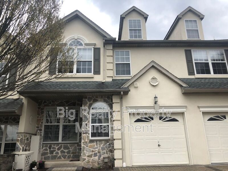 Lansdale House: 141 Meadow View Ln