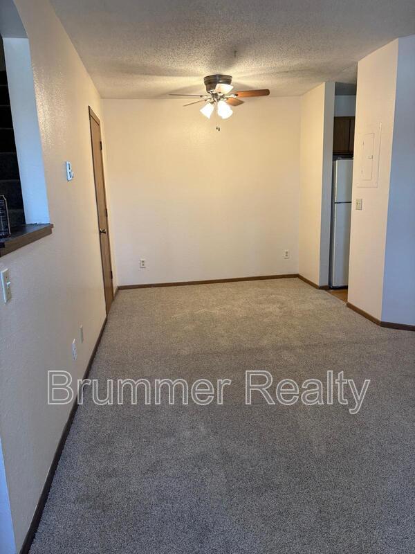 Chaska Townhome: 305 Watersedge Dr