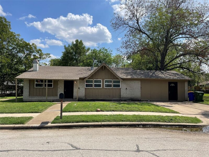 Watauga House: 5748 Bowling Dr