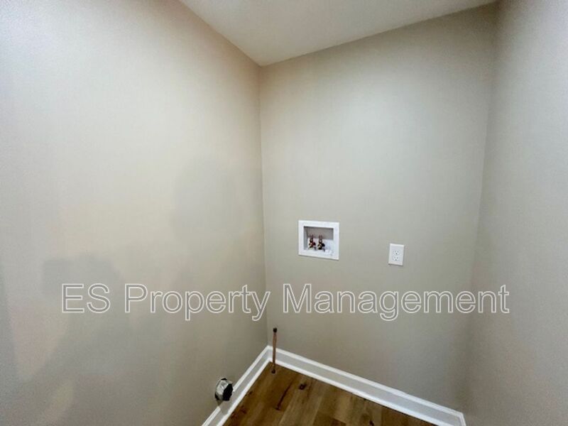 Newly renovated 2 bedroom, 1 bath home with detached garage!! - Photo 16