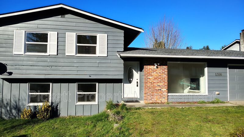 Bremerton House: 1316 Hope St