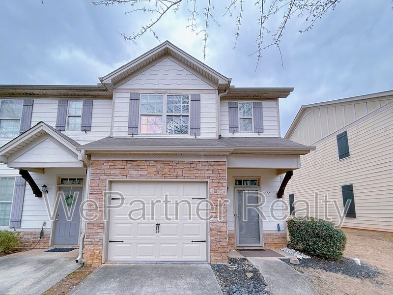 East Point Townhome: 4222 High Park Ln