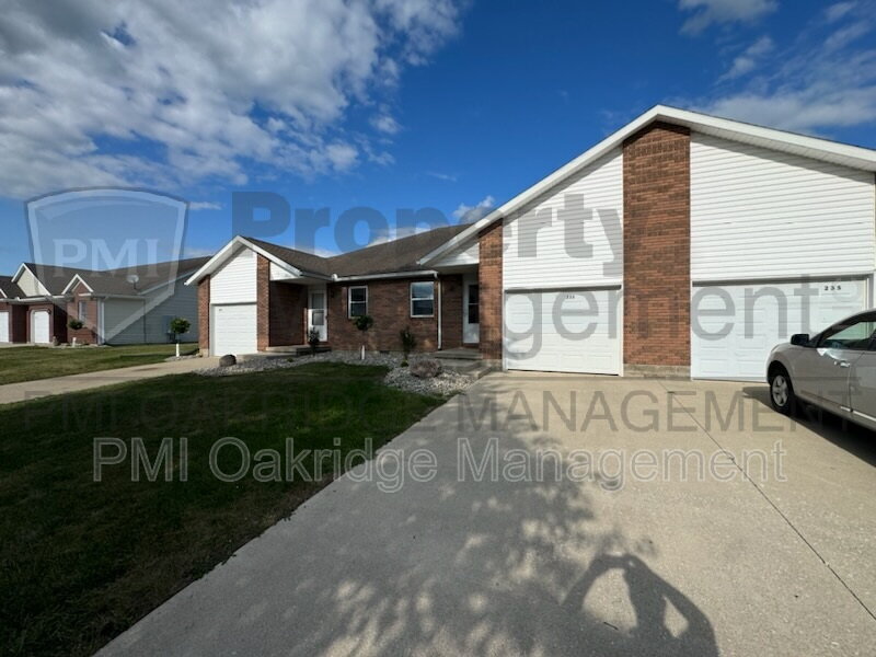 Russia Condo: 233 Elizabeth Ct