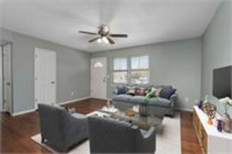 Lee's Summit Condo: 216 SE Wingate St - C