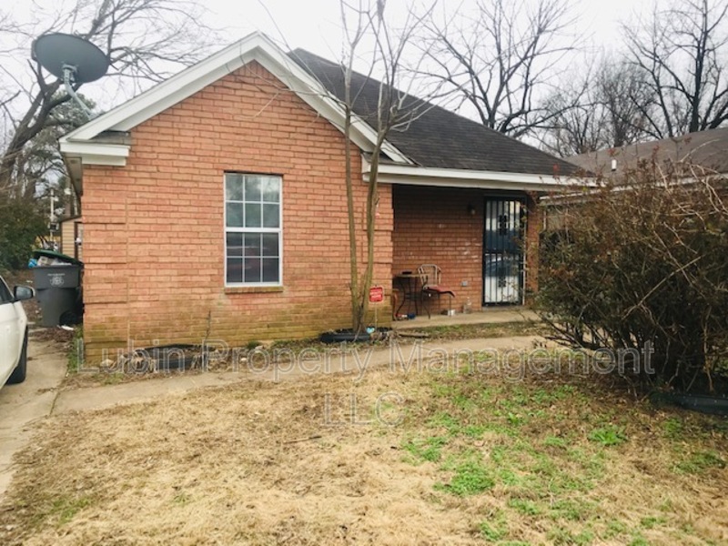 Memphis House: 2135 Howell Ave