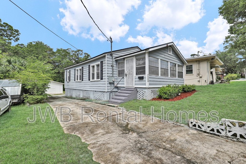 Jacksonville House: 7124 Lorain St