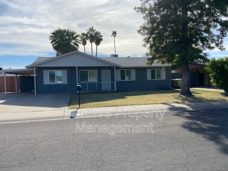 Glendale House: 4633 W Sunnyslope Ln