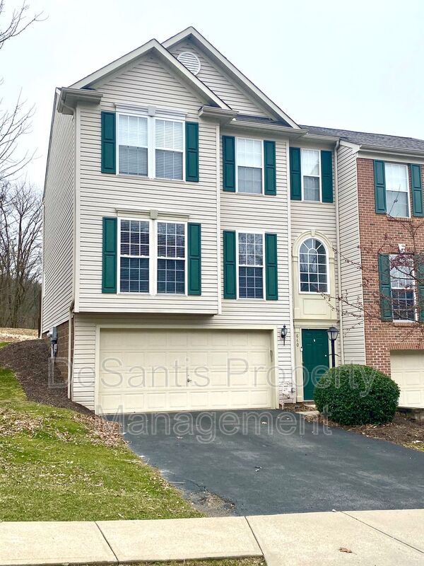 Mars Townhome: 640 Village Green Blvd East