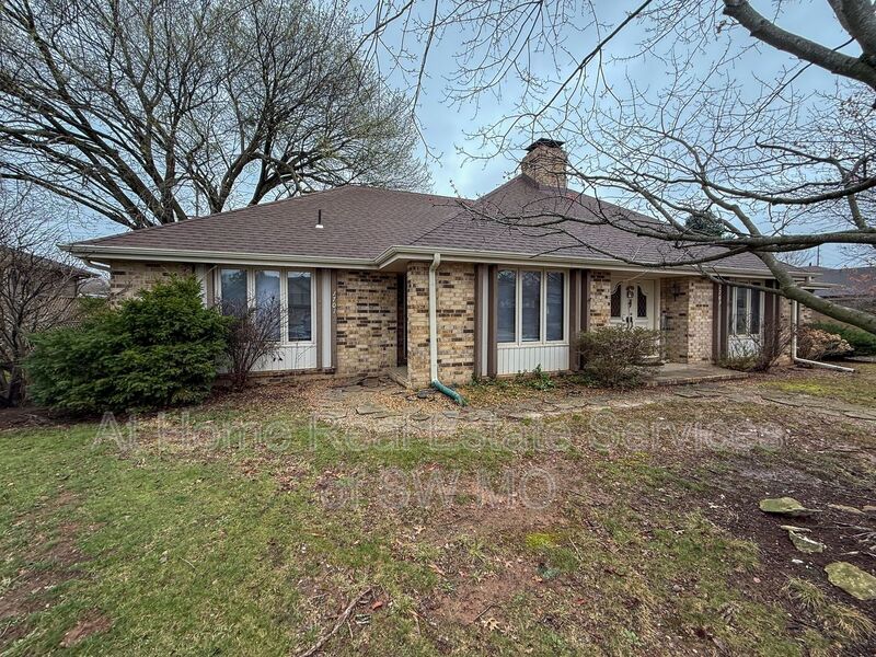 Springfield Condo: 1701 E Lark St