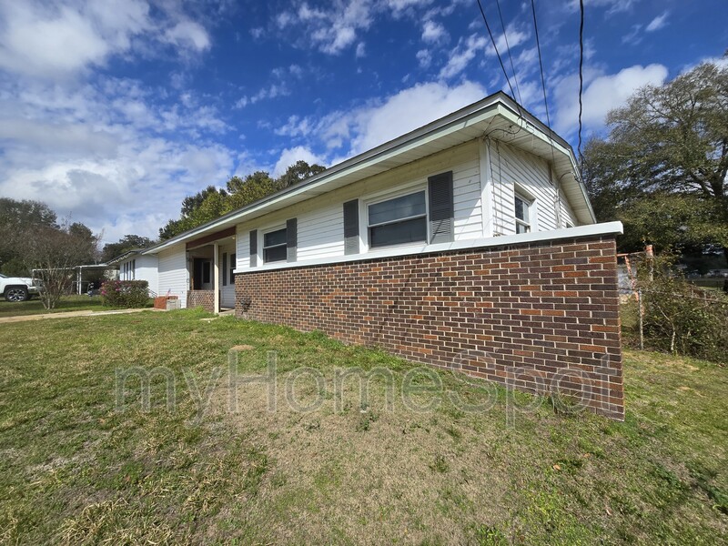 Pensacola House: 807 Blue Springs Dr