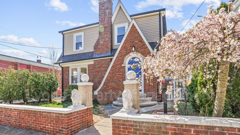 Providence House: 456 Eaton St