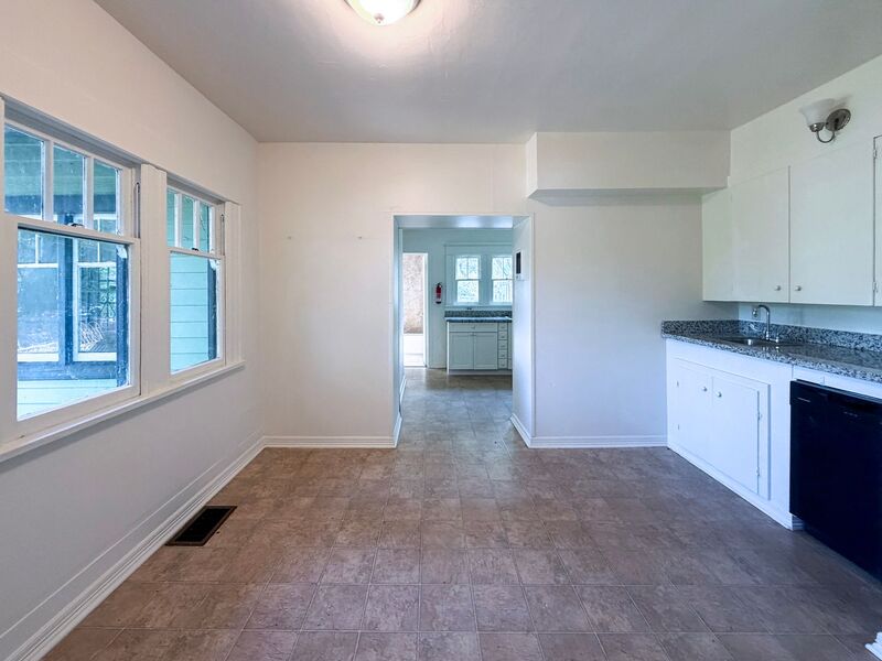 Photo 12 of rental home at 943 Washington Street
