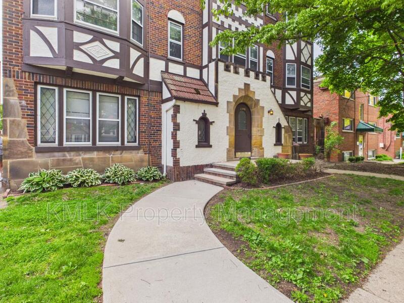 Lakewood House: 1346 Kenilworth Ave
