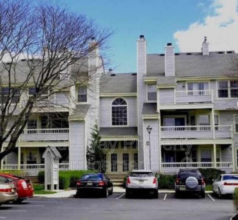 Princeton Townhome: 108 Lowell Ct Apt 5