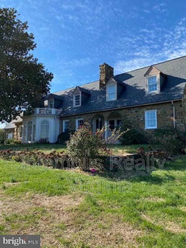 Warrenton House: 7296 Fenton Farm Ln