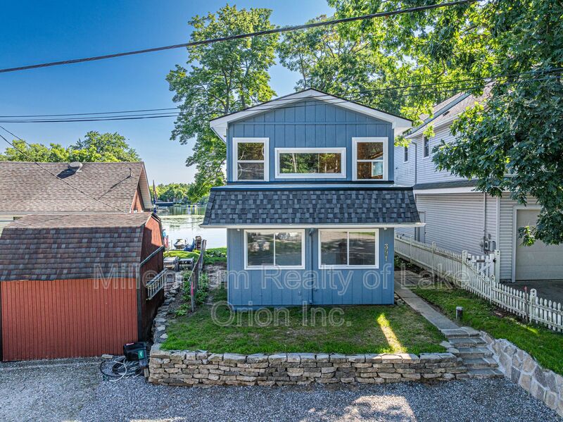 Orion Township House: 391 Shady Oaks St