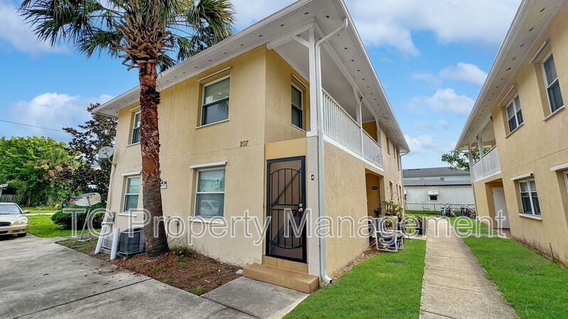 Jacksonville Beach House: 207 7th Street S