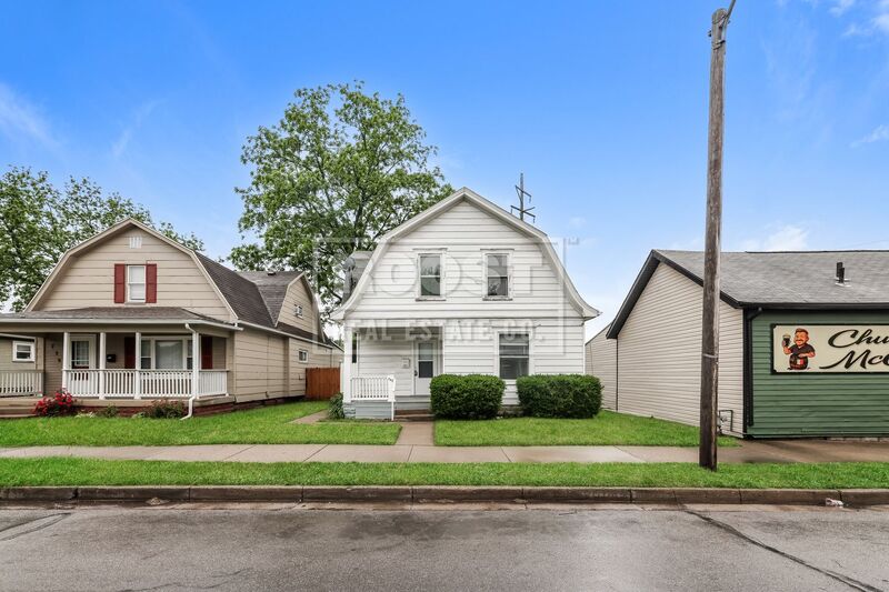 Springfield House: 743 N Belmont Ave