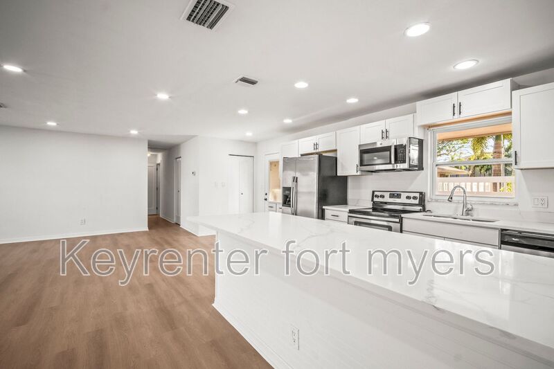 Fort Myers House: 4293 Island Cir