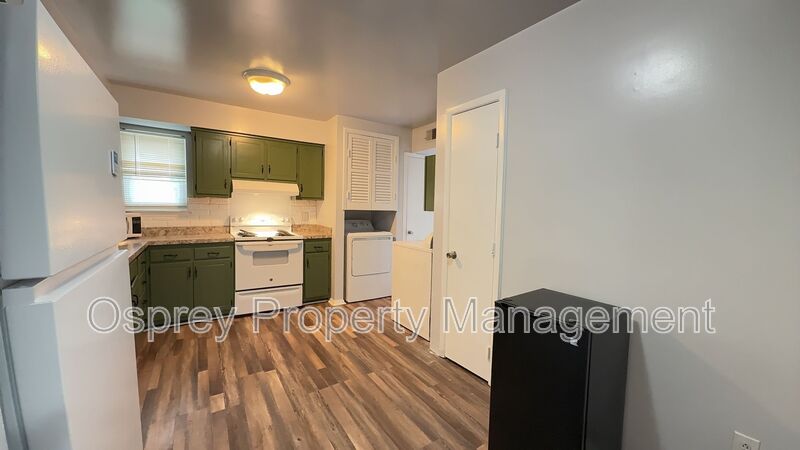 Spacious 3-Bedroom Norfolk Townhome with In-Unit Laundry and Fenced Outdoor Space - Photo 3